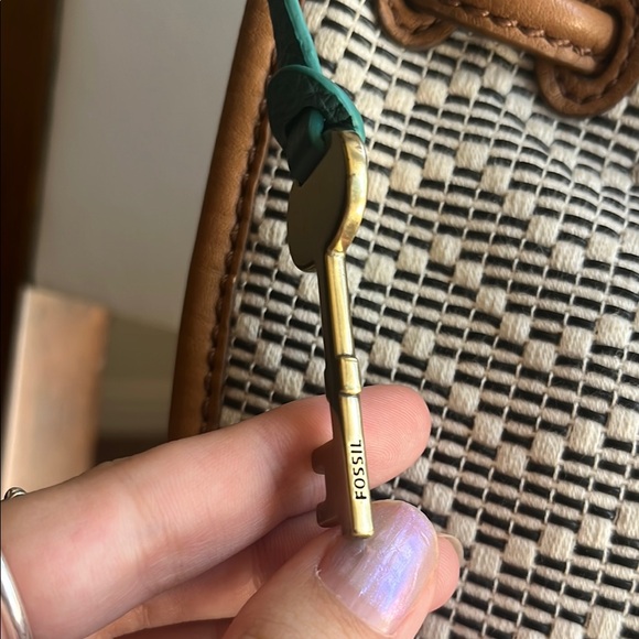 Fossil Black and Tan Shoulder Bag with Classic Leather Accents - Picture 2 of 7